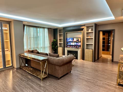 Luxury Condo/Three Bedrooms/Oversized Living Room/Chiang Mai Night Market/E31