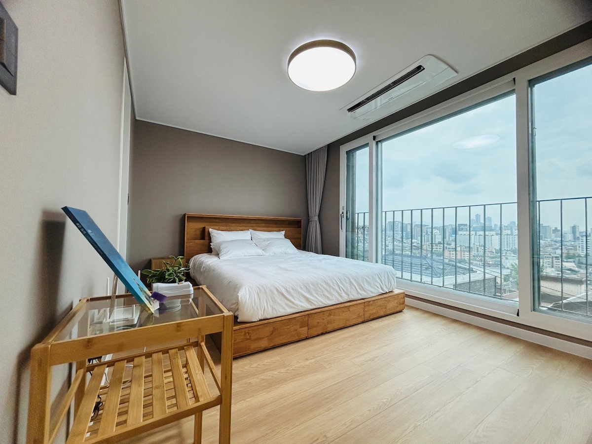 תוכלו ליהנות מהנוף היפה של סיאול מחדר השינה הראשי. בלילה חשוך, תוכלו לראות את נוף הלילה של הבניינים הצבעוניים.