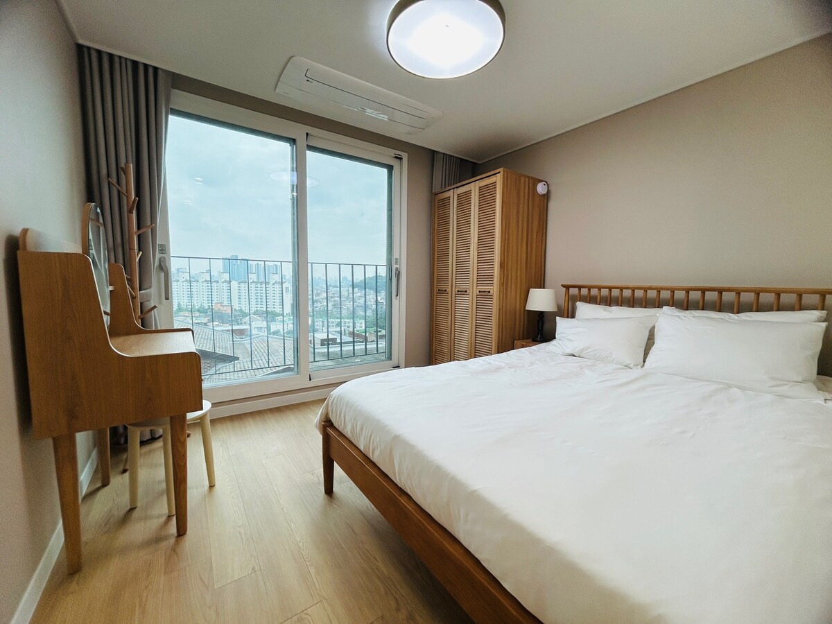 כמו בחדר האדון, תוכלו ליהנות מהנוף הפנטסטי של מרכז העיר סיאול.