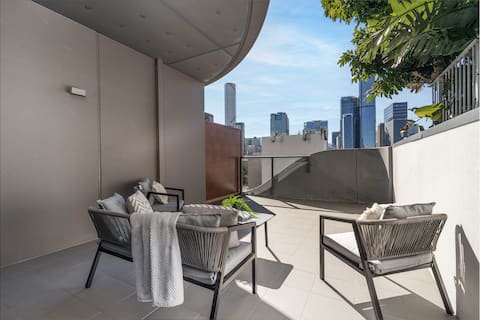Huge Balcony & Infinity Pool𖤓Elegant 2BR, Parking