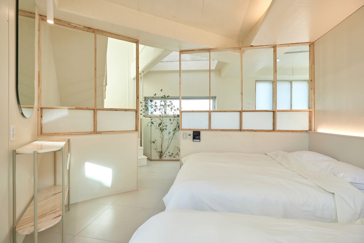 Თბილი საძინებელი ბავშვებისა და მშობლებისთვის ერთად დასაძინებლად