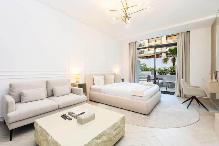 Oddych v spálni: Jasný a vzdušný priestor s elegantnou výzdobou a súkromným balkónom čaká!