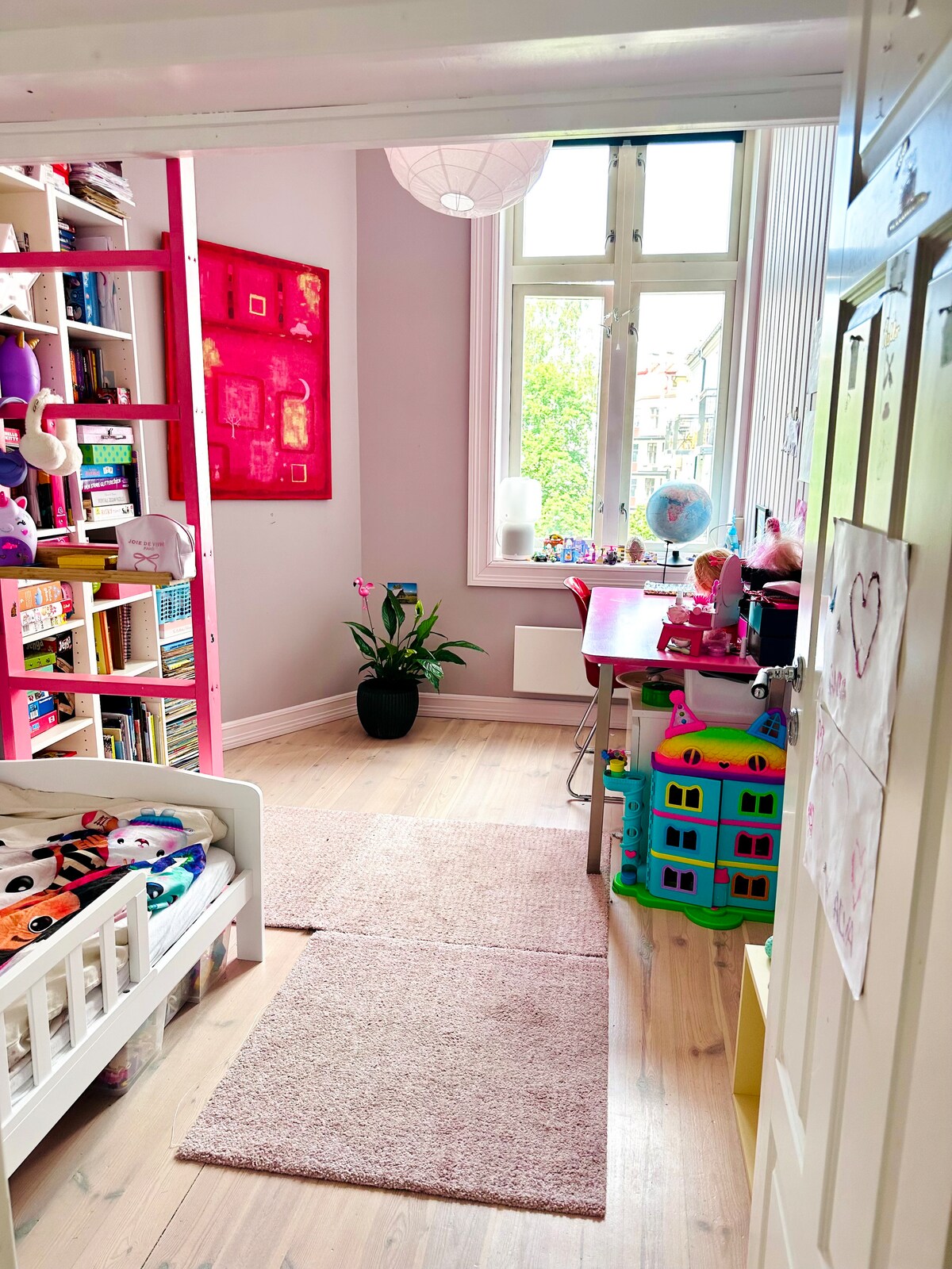 Detská izba – jedna malá posteľ pre deti do 7 rokov a jedna poschodová posteľ (125 x 230 cm)