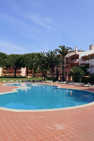 Family Summer Retreat With Pool