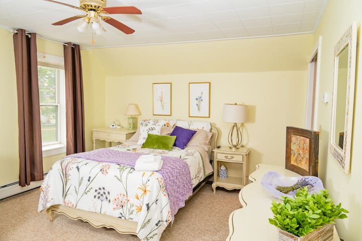 เตียงขนาดใหญ่เป็นแบบถาวร สามารถเพิ่มเตียงเด็กได้ตามคำขอ สมาร์ททีวีรุคุขนาด 32" ตู้เสื้อผ้าขนาดมาตรฐาน นาฬิกาปลุก เครื่องเสียงประโลมใจ ไฟกลางคืน สถานีชาร์จข้างเตียง