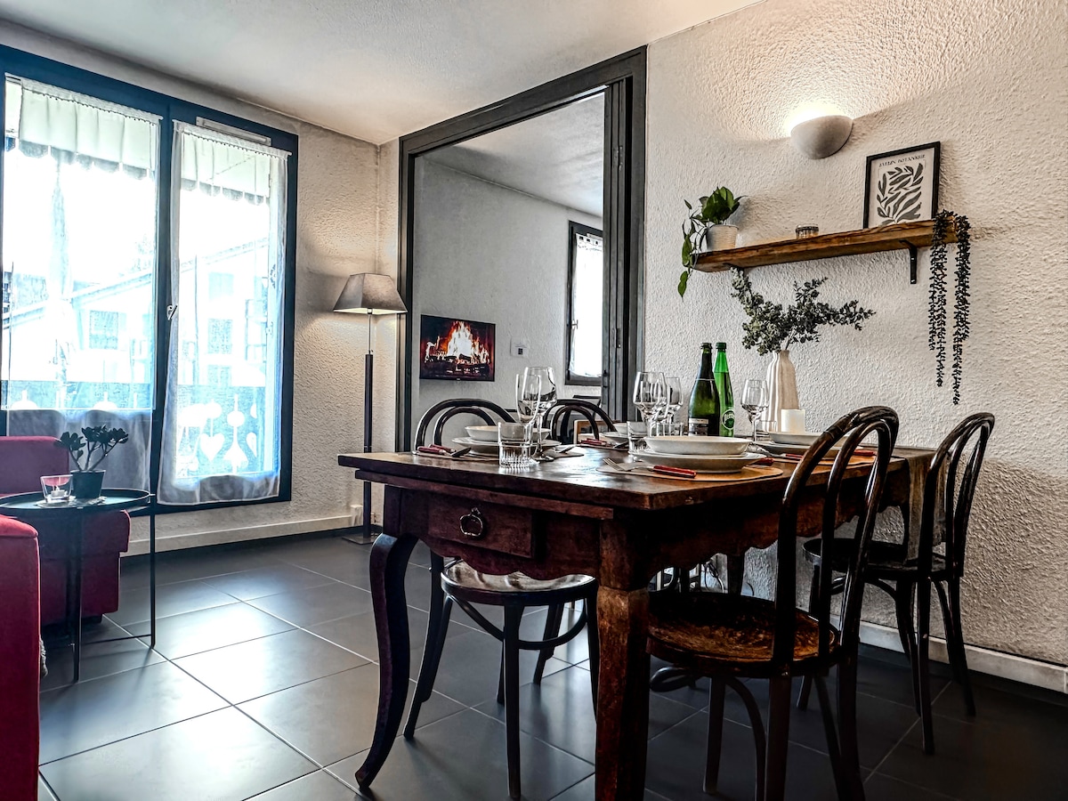 Представете си приятна вечер около елегантна маса, при уникалната атмосфера на Шамони.