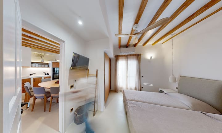 חדר שינה זוגי בקומת הקרקע לצד פינת האוכל, עם גישה לחצר פרטית.