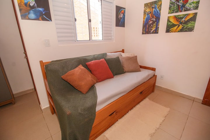 เฟอร์นิเจอร์ชิ้นนี้ใช้งานได้จริงและยืดหยุ่นมาก ที่ด้านบนจะกลายเป็นเตียงคู่และด้านล่างเป็นเตียงเดี่ยว 