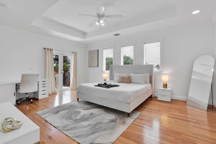 Moderna y acogedora habitación principal con cama king size, espejo de cuerpo entero, Smart TV, zona de trabajo confortable, tocador con closet incorporado, balcón privado y baño en suite para mayor privacidad y confort.