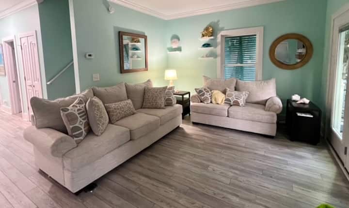 Mobilie krejtësisht të reja të dhomës së ndenjjes
Divan tërheqës
Televizor i madh