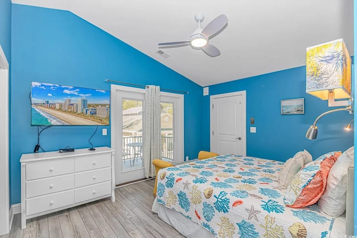 Dhomë gjumi kryesore me dhomë gjumi shtesë dhe krevat marinari anash në dhomën e saj private të katërt dhe një verandë të jashtme

Bunkbed is a twin over full - see BR4