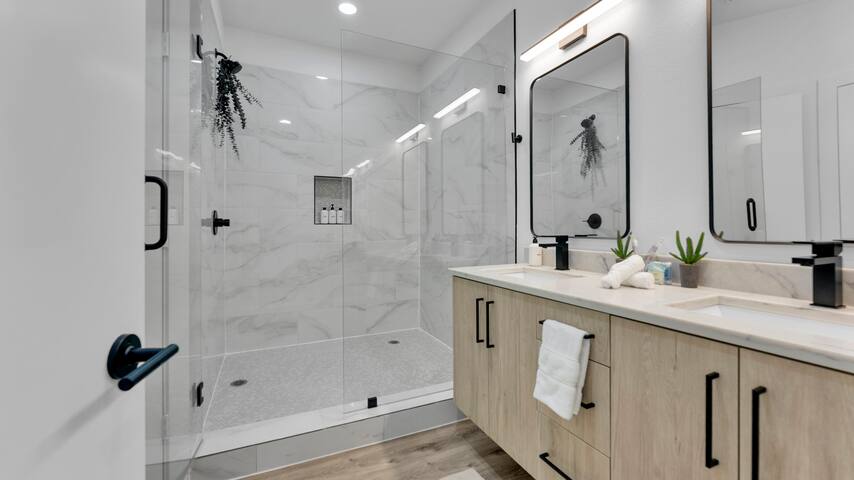 3BR Spa + Hot Tub + Game Lounge gallery image 3