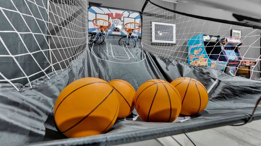 Luxe 6BR Game & Spa Retreat + 2 HotTubs,Gym,Arcade gallery image 3