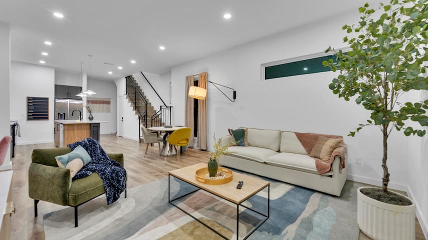 Luxury 3BR Hot Tub, Game Room, Near Downtown