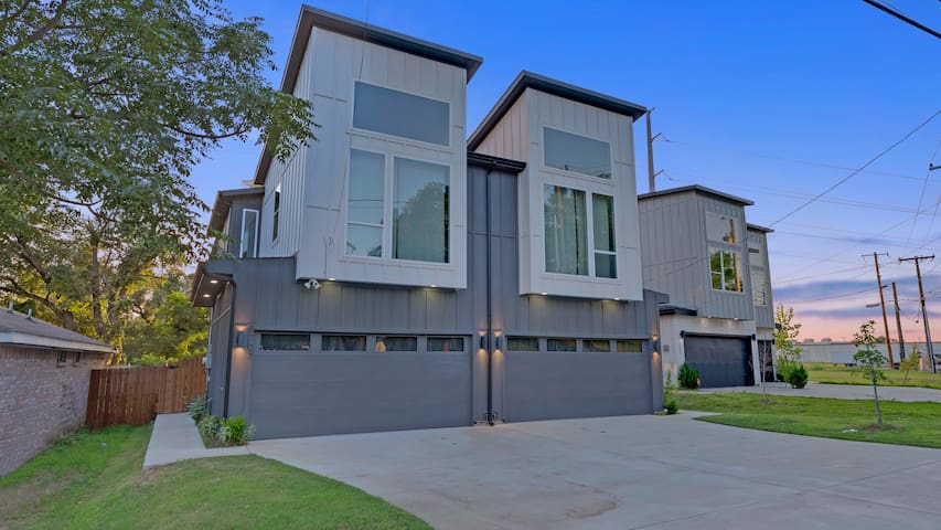 Luxe 6BR Retreat • 2 Hot Tubs • Dual Game Lounges