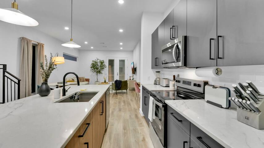 3BR Spa + Hot Tub + Game Lounge gallery image 4