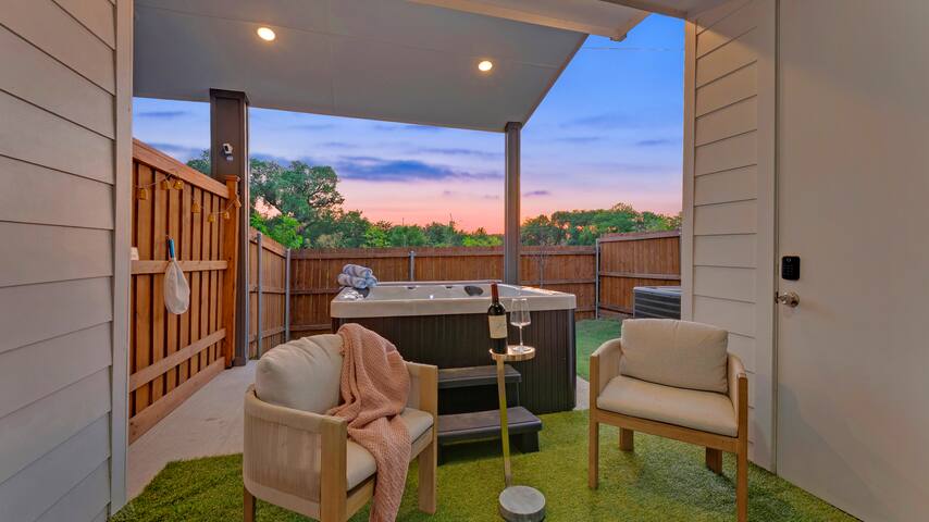 Luxe 6BR Game & Spa Retreat + 2 HotTubs,Gym,Arcade gallery image 2