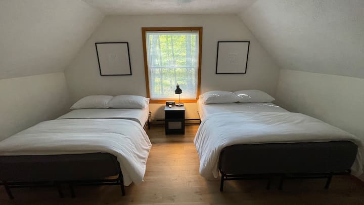 楼上卧室，两张双人床