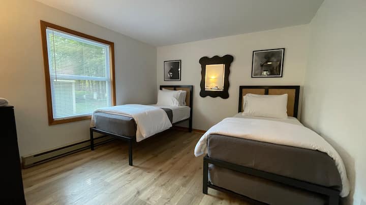 2 个单人床和 1 个带轮活动床