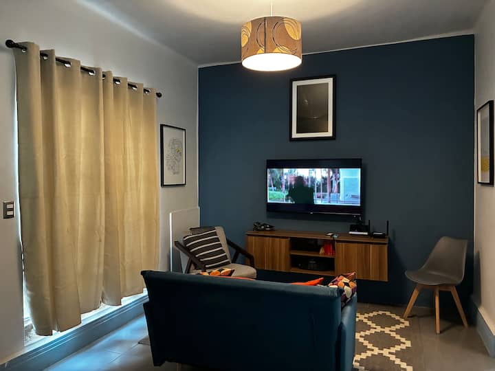 Всекидневна с Apple TV и високоскоростен интернет