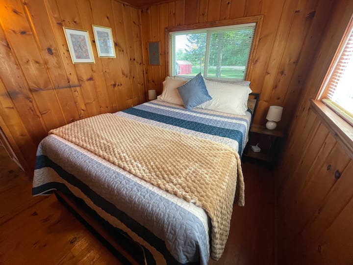 Opustite se u ovoj šarmantnoj spavaćoj sobi s mekanim bračnim krevetom i blagim osvjetljenjem. Uz dva prozora koja okružuju prostoriju uživat ćete u povjetarcu s jezera i prirodnom osvjetljenju koje stvara ugodnu atmosferu.