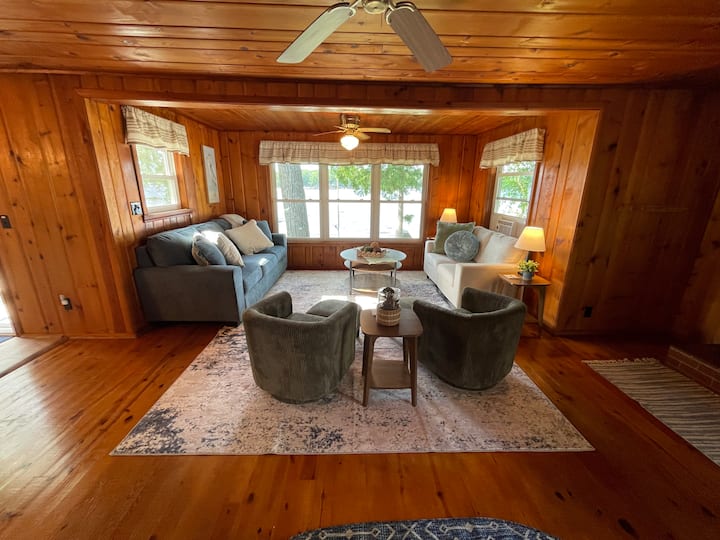 Opustite se u našoj udobnoj dnevnoj sobi koja je savršena za gledanje filmova, društvene igre ili mirno jutarnje kavu