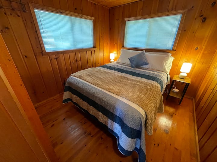 Čekaju vas slatki snovi – naši udobni bračni kreveti savršeni su za opuštanje nakon dana provedenog na jezeru.