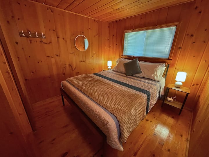 Čekaju vas slatki snovi – naši udobni bračni kreveti savršeni su za opuštanje nakon dana provedenog na jezeru.