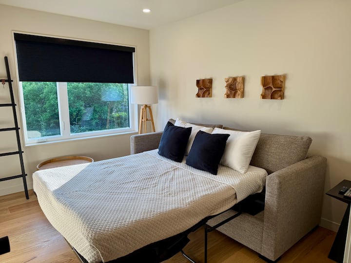 Sebule ndogo, ya karibu na iliyofungwa, iliyo katika sehemu ya "L 'Édouard" ya nyumba. Ina televisheni na kitanda cha sofa cha starehe chenye godoro kubwa. Inafaa kama chumba cha ziada, inatoa faragha yote unayotaka kwa ajili ya ukaaji wa amani