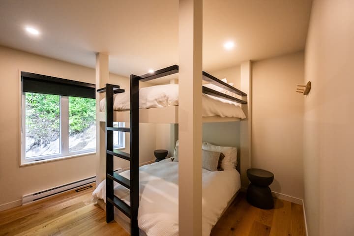 Chumba cha kulala kilicho katika sehemu ya "L 'Édouard" ya nyumba, kilicho na kitanda cha ghorofa chenye magodoro mawili mazuri sana. Pia inajumuisha sehemu ndogo ya ofisi inayounganisha starehe na utendaji.