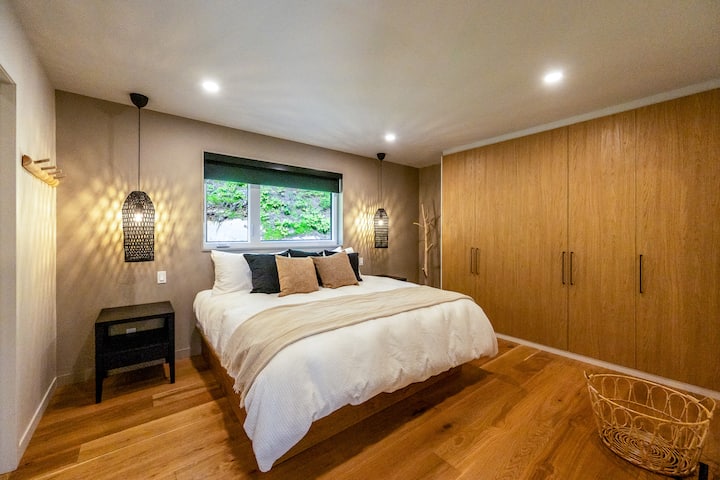 Chumba kikubwa cha kulala chenye nafasi kubwa, kilicho katika sehemu ya "L 'Édouard", chenye kitanda cha kifalme chenye starehe sana na bafu la kujitegemea. Sehemu ya kifahari na yenye kutuliza, inayofaa kwa ukaaji wa kupumzika kwa starehe.