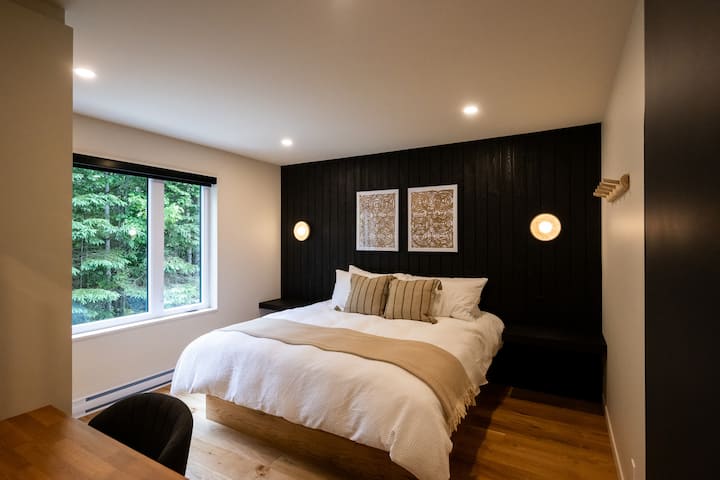 Chumba chenye starehe na starehe iliyosafishwa, kilicho katika nyumba kuu "L 'Édouard". Ina kitanda cha ukubwa wa kifahari na eneo la kazi, bora kwa ajili ya kupumzika au kufanya kazi kwa njia ya simu katika mazingira ya amani.