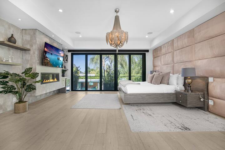 Upscale Encino Getaway w/ Sport Court, Pool & Spa gallery image 2