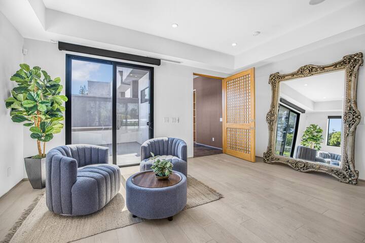 Upscale Encino Getaway w/ Sport Court, Pool & Spa gallery image 5