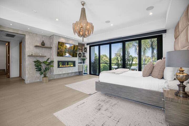 Upscale Encino Getaway w/ Sport Court, Pool & Spa gallery image 3