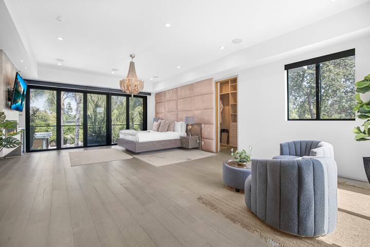 Upscale Encino Getaway w/ Sport Court, Pool & Spa gallery image 4