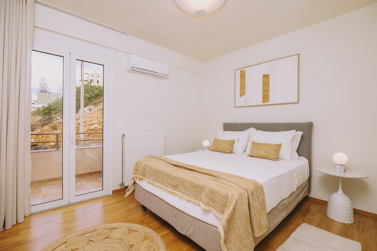 חדר שינה עם מיטת קווין סייז