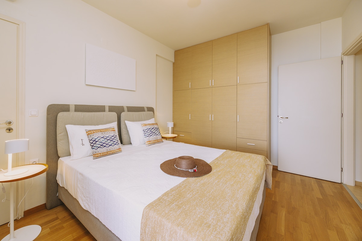 חדר שינה עם מיטת קווין סייז