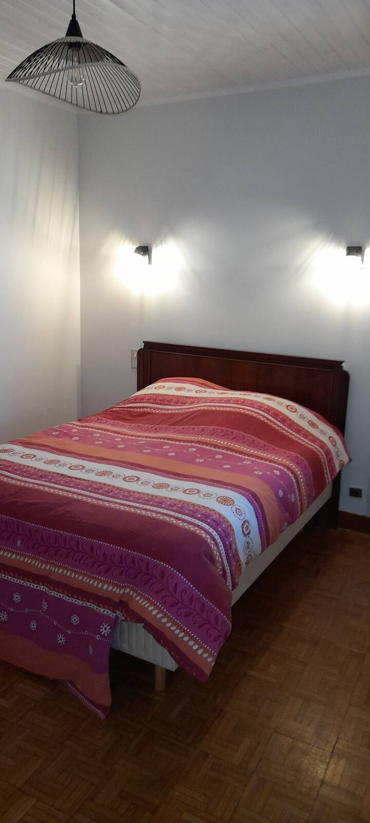 Chambre lit 140x190 (matelas neuf) , rangements, 1 fenêtre sur la véranda