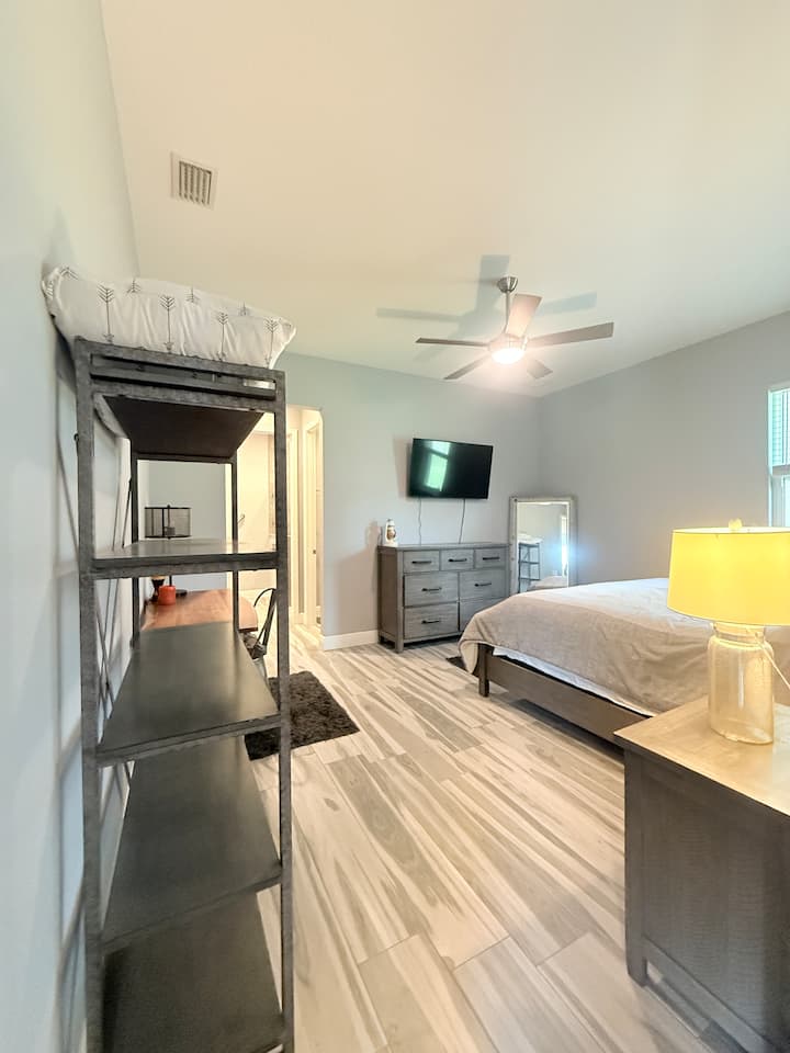 La chambre 4 dispose d'un lit queen size, d'une télévision, d'une table de chevet, d'une lampe de chevet et d'un miroir pleine longueur. 

Il comprend également un bureau et une chaise, un coin maquillage, un dressing et un ventilateur de plafond pour plus de confort.