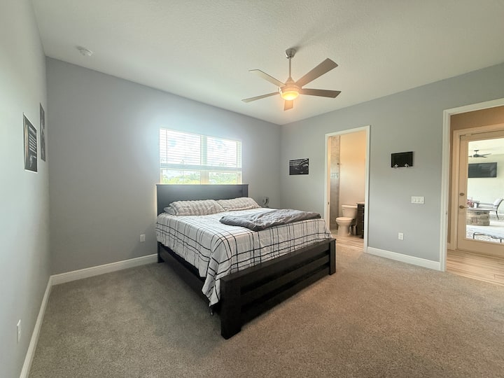 La chambre 5 dispose d'un grand lit « king size », d'une télévision et d'un ventilateur de plafond. Vous trouverez également une commode pour le rangement, un dressing et une salle de bains attenante pour votre confort.