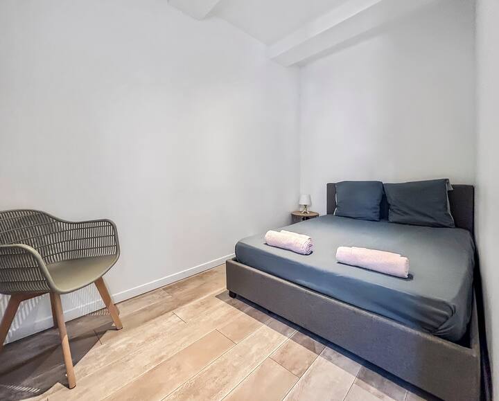 Chumba safi na tulivu, chenye kitanda kikubwa cha watu wawili, bora kwa ajili ya kupumzika. Taa ya kando ya kitanda hutoa mwangaza laini kwa ajili ya kusoma usiku.