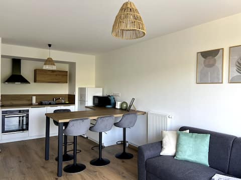 Top Airbnb: Two-room apartment with balcony - 10 km from Puy du Fou in Les Herbiers