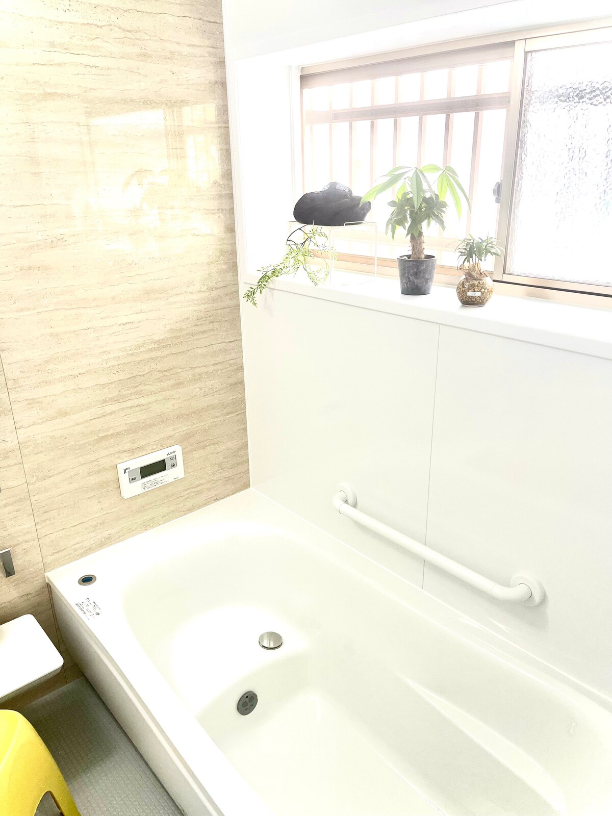 本館バスルームをご利用いただきます。
チェックインの際に他のご利用者様含め入浴希望時間を確認させて頂き交代にて入浴して頂きます。
P M10までにご入浴をお願い致します。遅くなる場合は事前連絡くださいませ。
※車で約15分の温泉（平野台の湯　安庵）有料もございます。