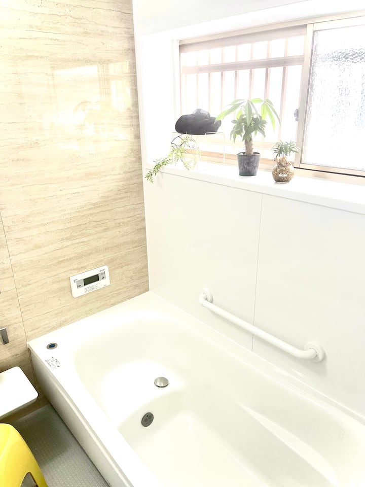 本館バスルームをご利用いただきます。
チェックインの際に他のご利用者様含め入浴希望時間を確認させて頂き交代にて入浴して頂きます。
P M10までにご入浴をお願い致します。遅くなる場合は事前連絡くださいませ。
※車で約15分の温泉（平野台の湯　安庵）有料もございます。