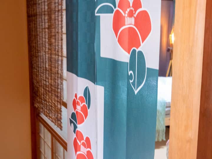 Ovo je soba u japanskom stilu s 2 poludvokrevetna ležaja na prvom katu glavne zgrade.* Dostupno u oglasu za glavni objekt