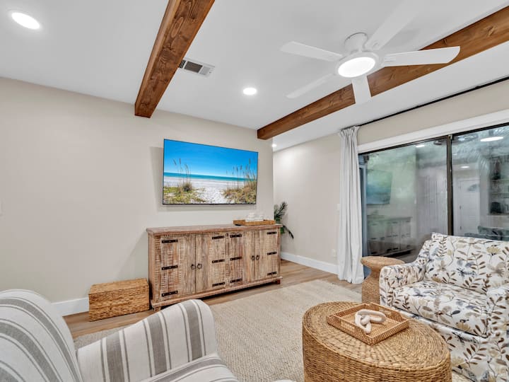 Newly Renovated! Walk To Beach! 2 Pools! 4 Bikes - Watercolor, FL