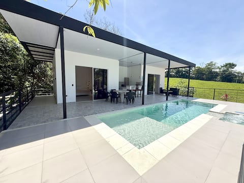 Hospedaje de lujo con piscina y jacuzzi privado.