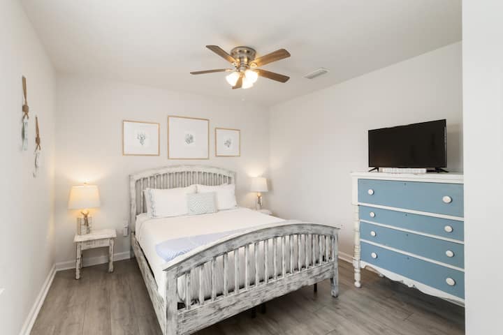 חדר שינה 4: חדר שינה עם מיטת קווין סייז, מצעים יוקרתיים, טלוויזיה חכמה לסטרימינג. 