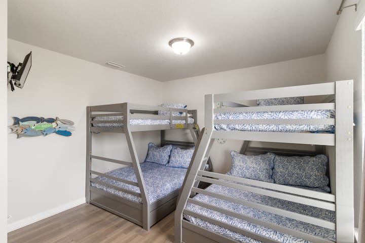 חדר שינה 3: חדר מיטות קומותיים מושלם לילדים. מיטות קומותיים עם מיטה זוגית (x2) 